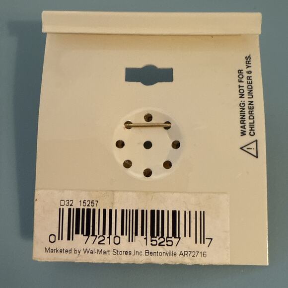 Vintage Christmas Wreath Pin Brooch 1 5/16 Inch Wide - Picture 2 of 3